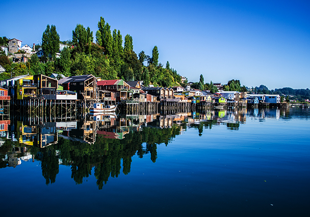 Palafitos reflejados en el agua en Chiloé